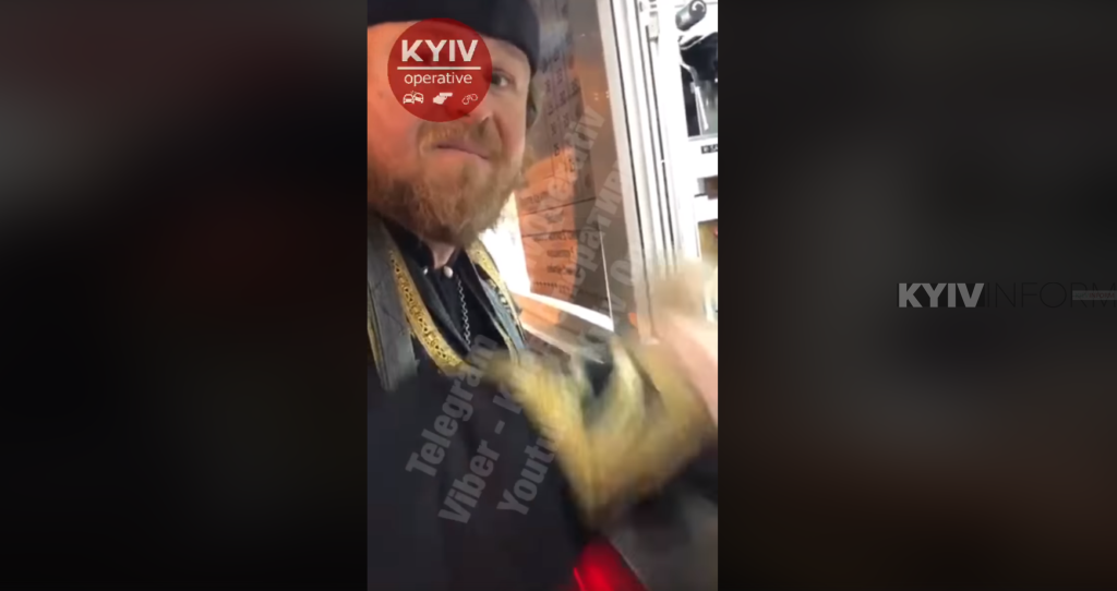 У Києві збирав гроші “на храм” чоловік в рясі вдарив жінку по обличчю