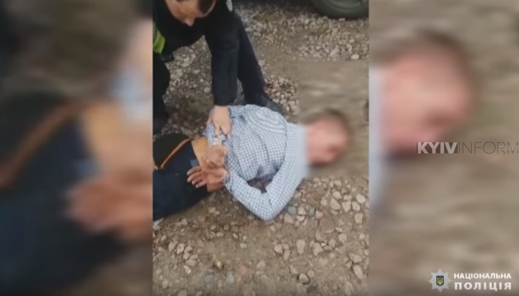 Під Києвом працівник побив жінку та викрав авто.