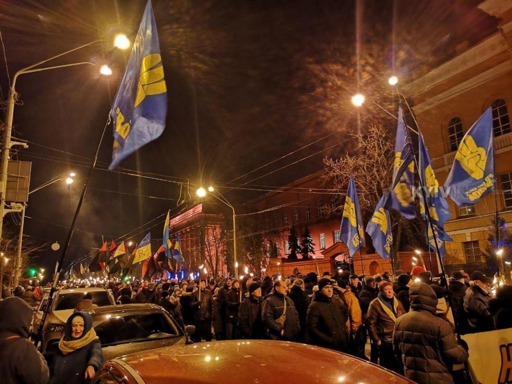 У Києві пройшов марш на честь Бандери: скільки людей запалили смолоскипи і як це було