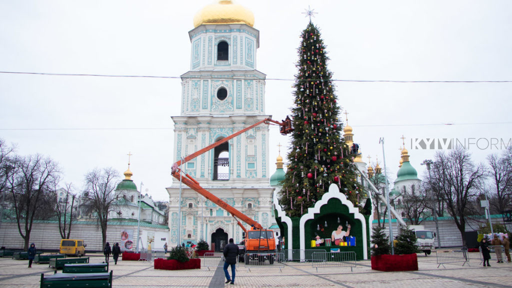 На Софійській площі в Києві почали розбирати головну ялинку України