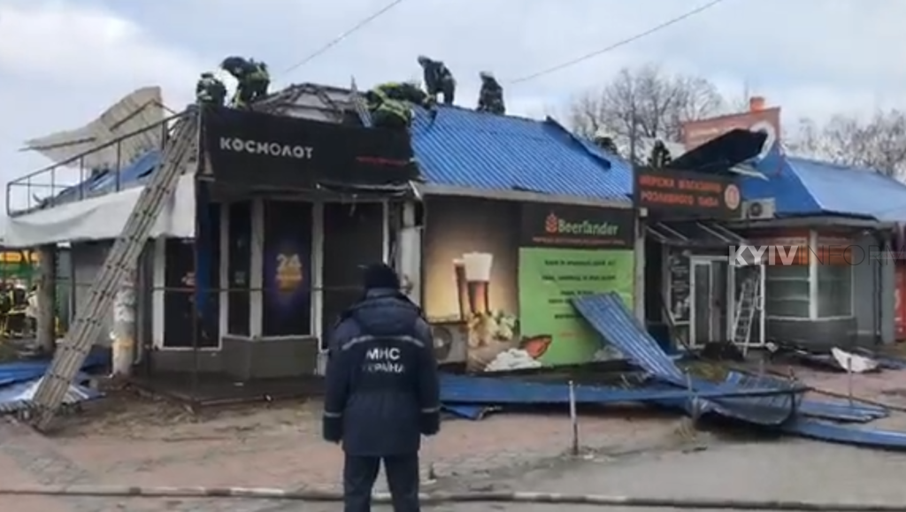 На Деміївці у Києві загорівся ігровий зал Космолот — відео