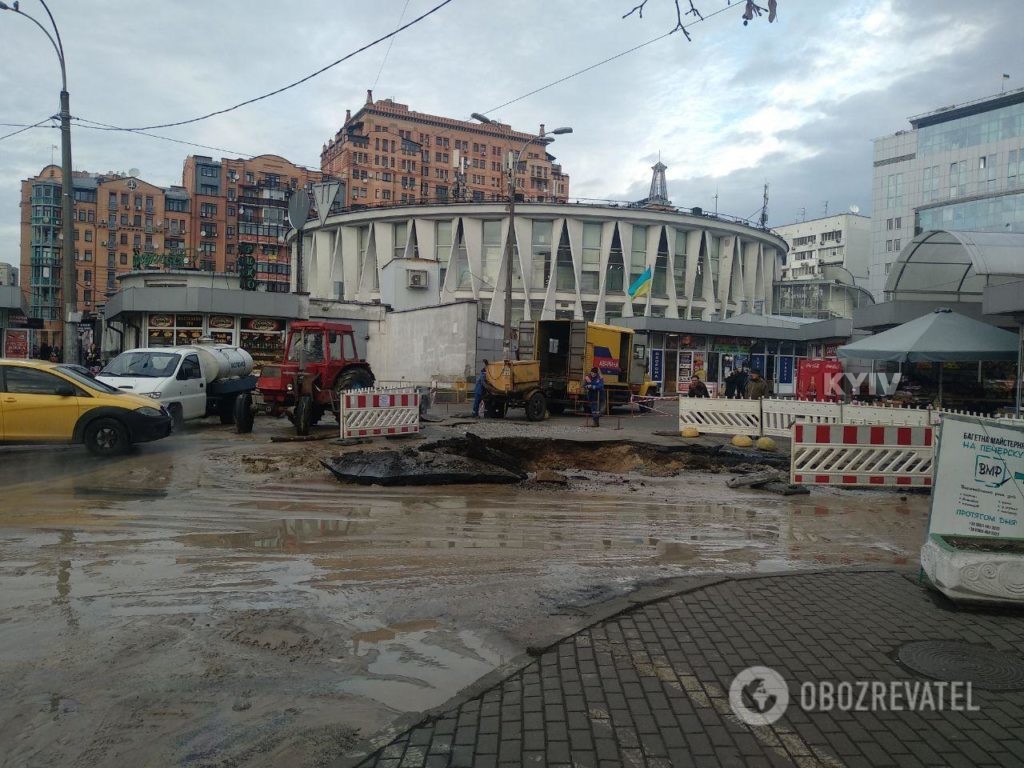 В Києві знову прорвало теплотрасу, утворився кратер шириною в декілька метрів