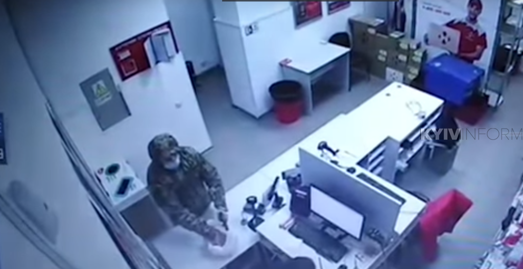 У Києві грабіжник у камуфляжі та марлевій пов’язці “виніс” касу Нової пошти