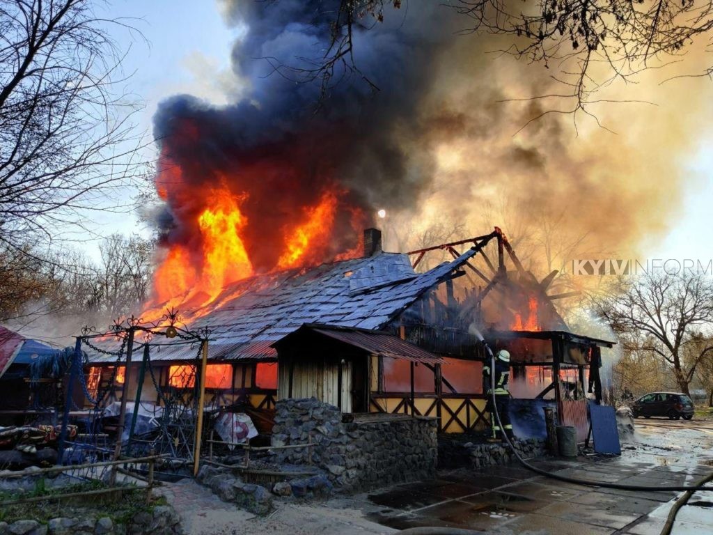Рятувальники ліквідували пожежу в одному із кафе на гідропарку
