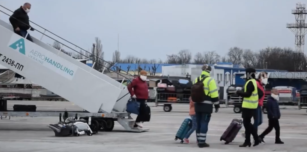 До Києва прилетіли евакуйовані з Іспанії українці