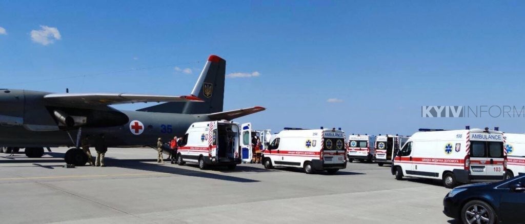 До військового шпиталю прилетів літак з пораненими військовими ЗСУ