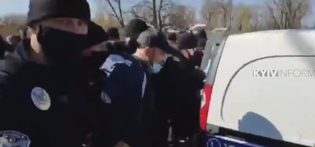 На Гідропарку конфлікт з поліцією. Є затримані (ВІДЕО)