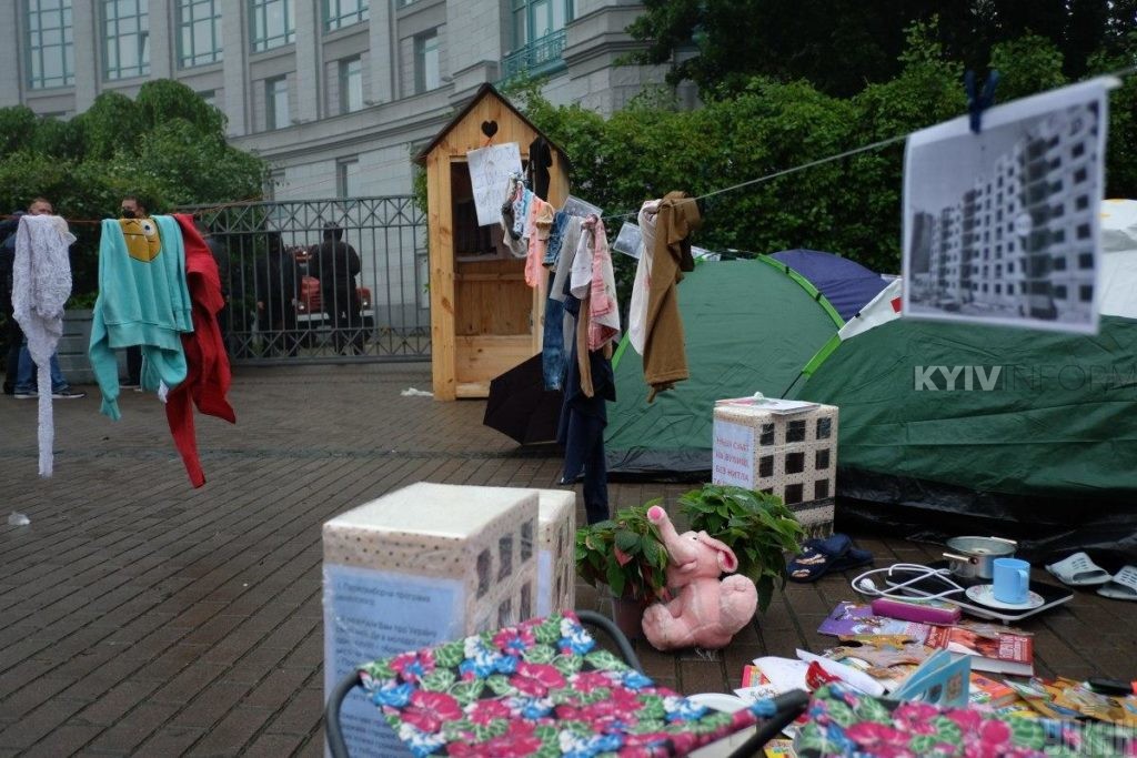 Мітингувальники запалили фаєри і перекрили Хрещатик: у центрі Києва утворився затор