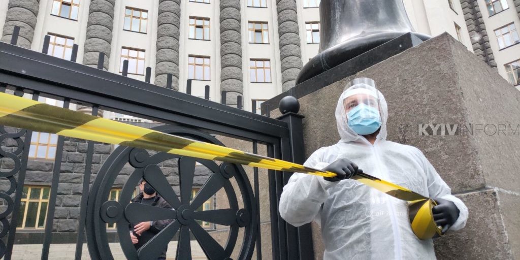 У центрі Києва підприємці, що протестують, “закрили” Кабмін на карантин (ФОТО)