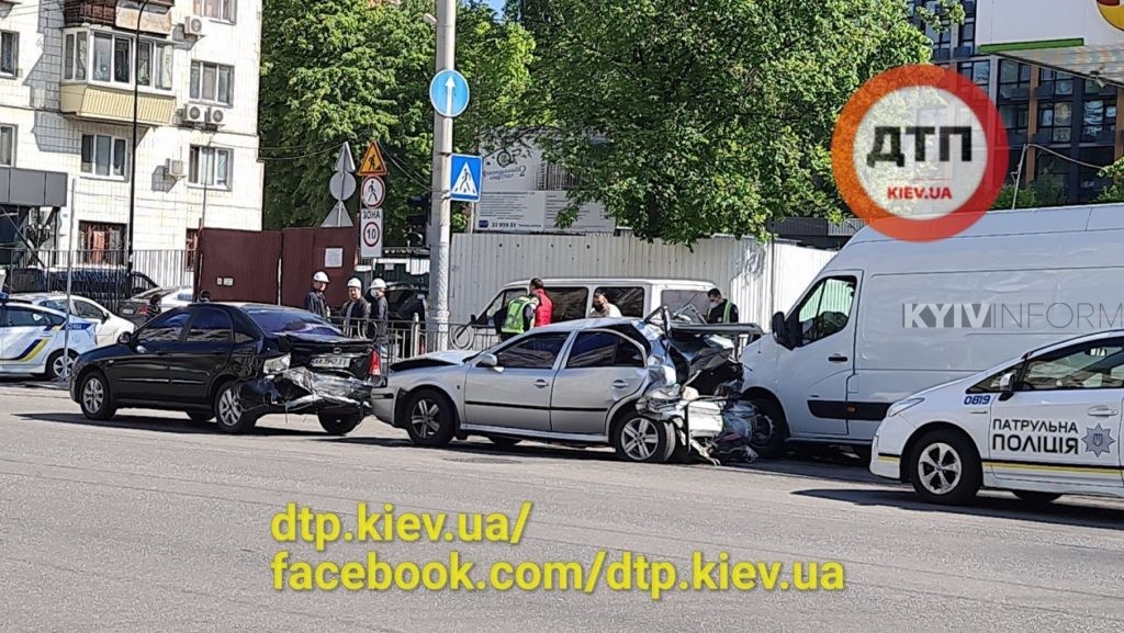 У Києві мікроавтобус на швидкості протаранив два авто і тягнув їх десятки метрів