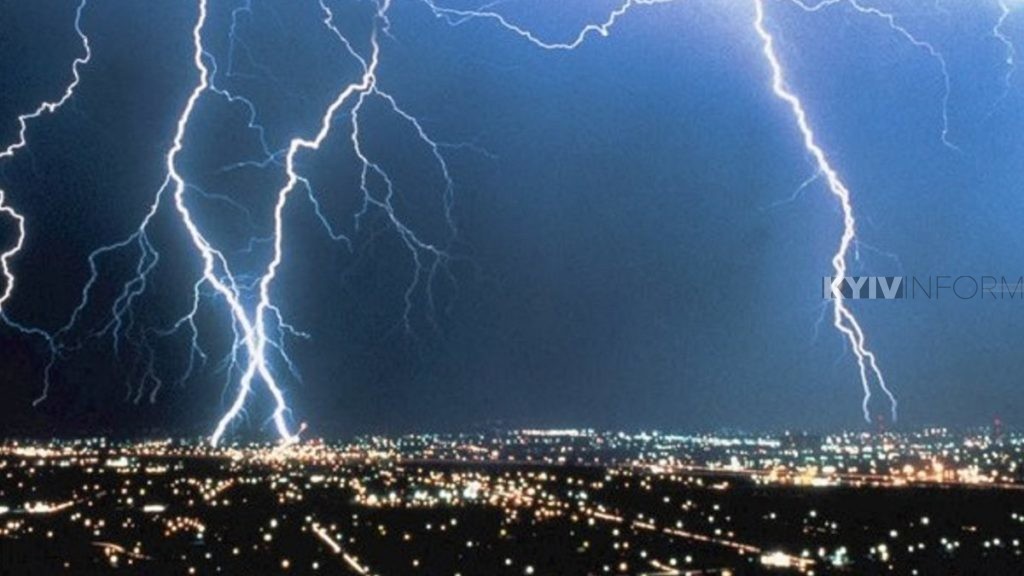 На Київ суне літня гроза