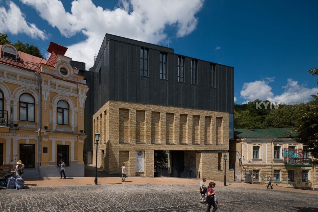 У Театрі на Подолі відмовилися відповідати глядачу російською: подробиці скандалу