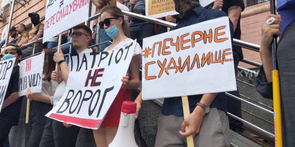 “Вони прийшли за ветеранами”: біля Печерського суду проходить акція підтримки Олександра Погребиського, що захистив активіста від нападу депутата