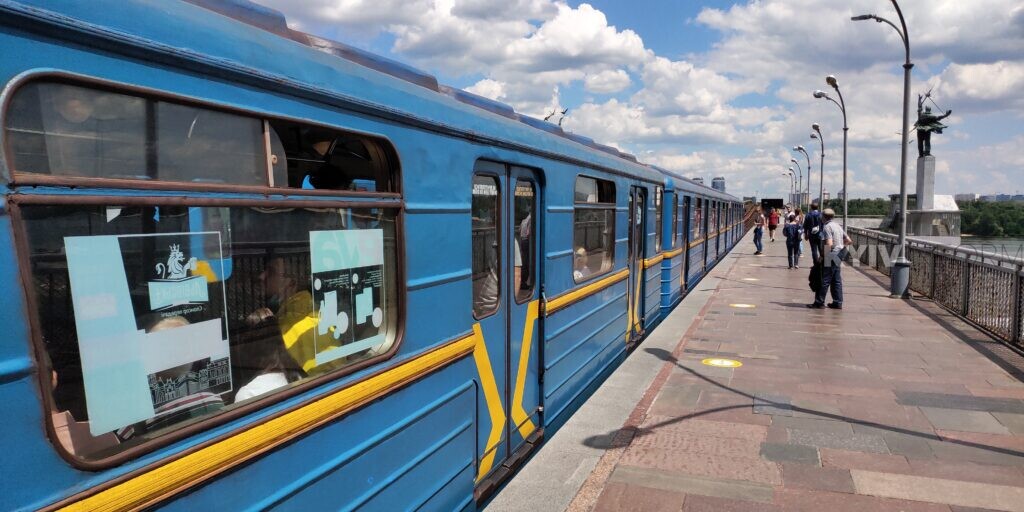 Київський метрополітен зупинився на хвилину для вшанування з нагоди Дня пам’яті захисників України