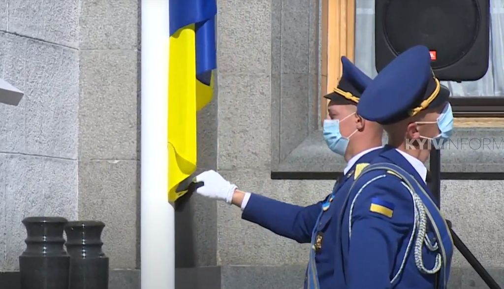 На площі Конституції урочисто підняли Державний прапор України