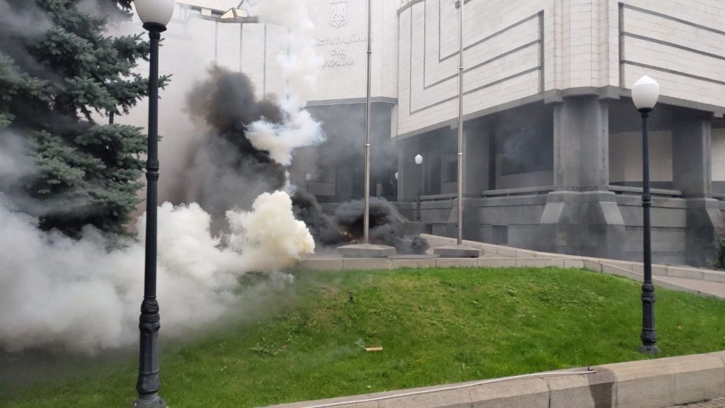 КСУ замовив грати на двері і вікна після протесту під судом