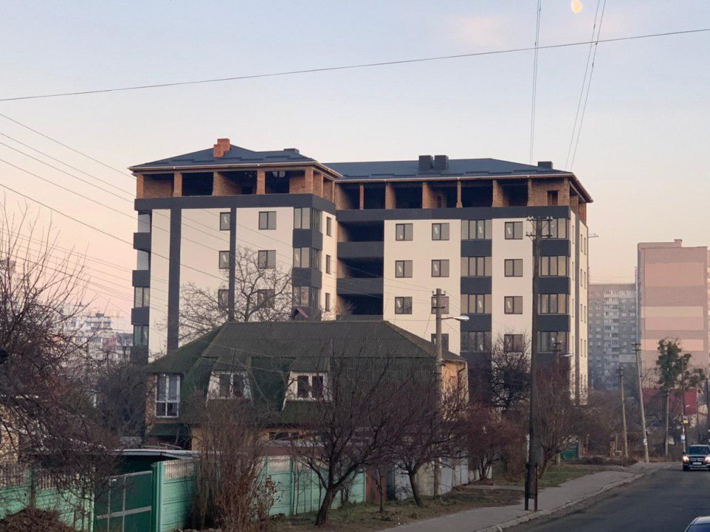 Суд зобов`язав забудовника знести багатоповерхівку на Солом`янці