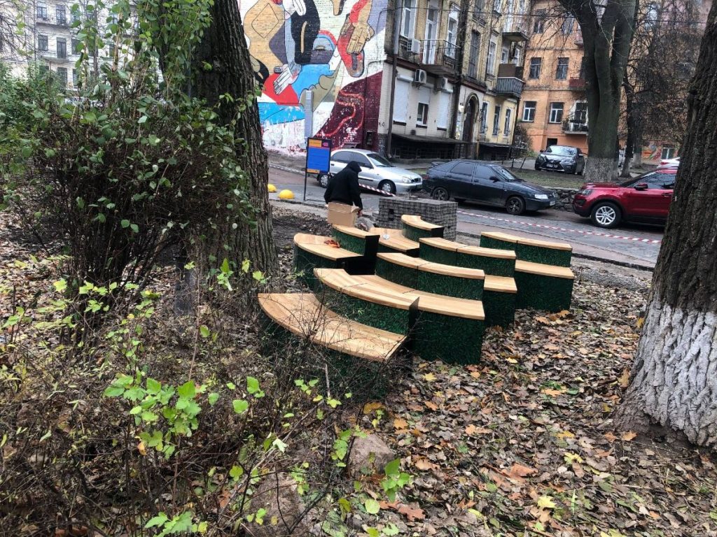 В київському сквері з`явилась лавка з переробленого пластику