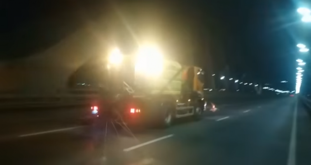 В Києві готуються до зими: мости почали обробляти протиожеледними засобами