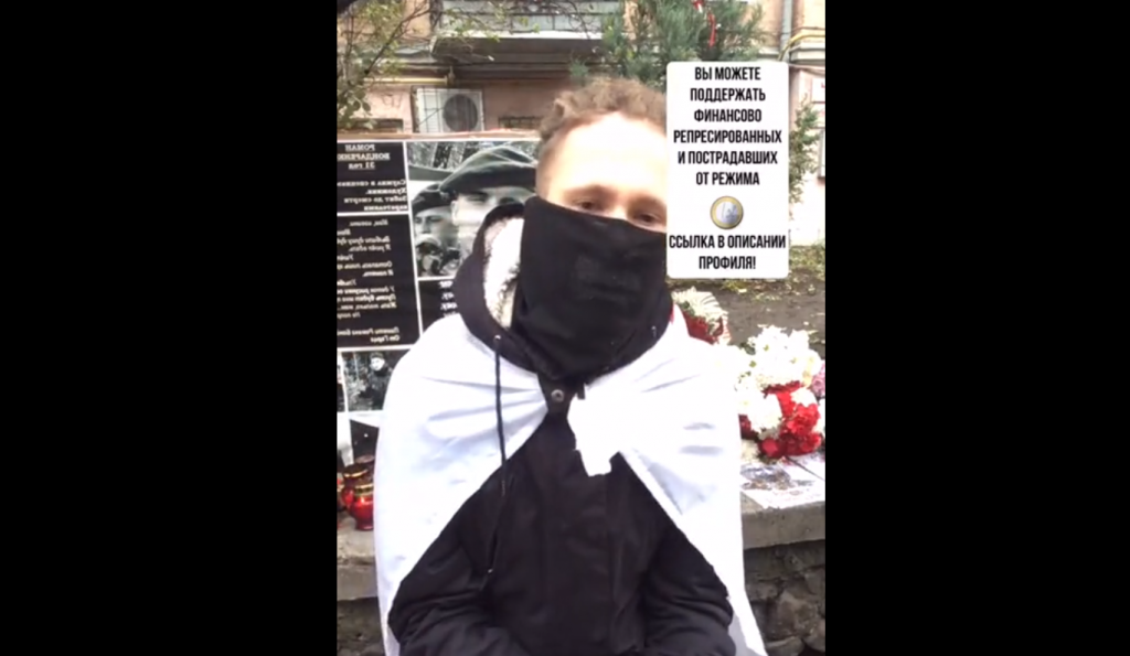 Білорус 7 годин простояв на колінах біля посольства Білорусі в Києві