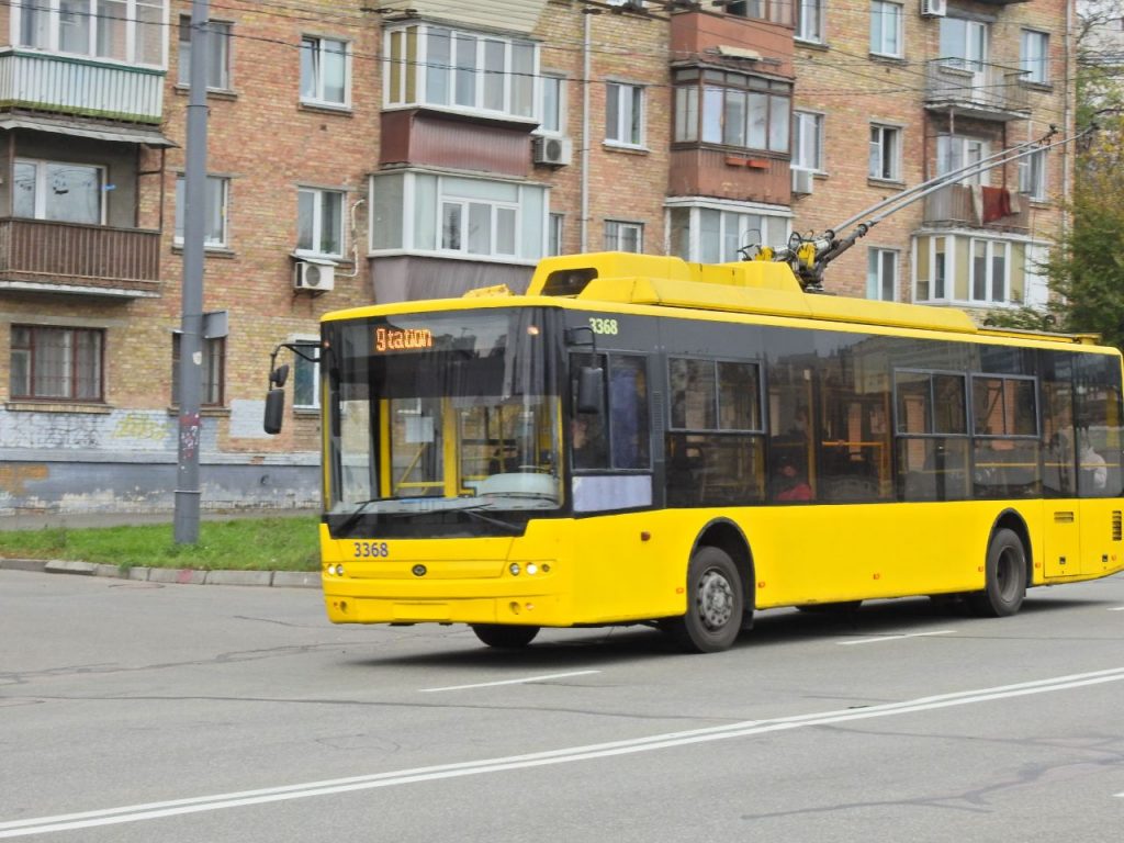 У Києві пропонують скасувати посадку пасажирів в автобуси тільки через передні двері