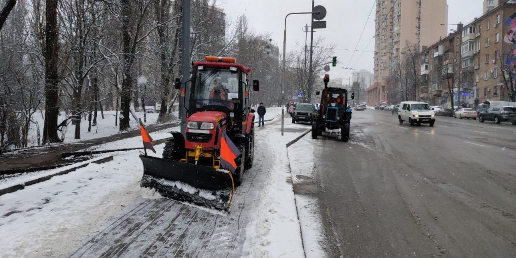 Уночі 459 одиниць спецтехніки очищали Київ від снігу