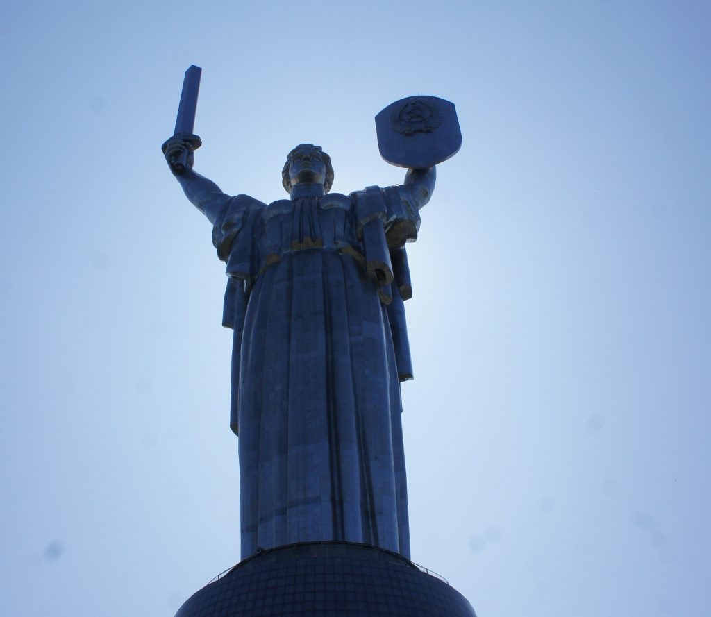 Київський монумент «Батьківщина-Мати» та міст Патона декомунізують