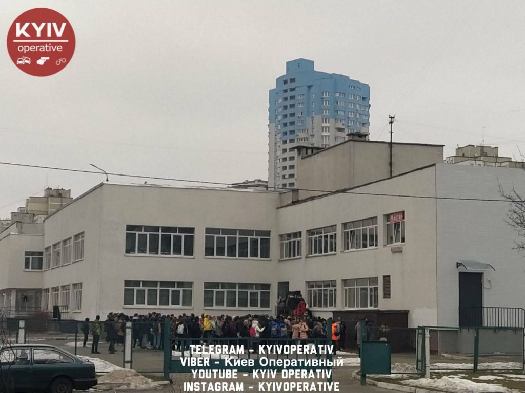 У Києві старшокласник на уроці розпорошив газовий балончик – евакуювали всю школу