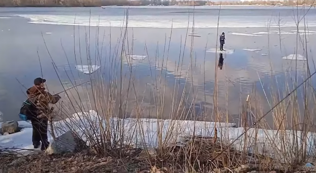 У Києві рибалка врятував за допомогою спінінга хлопчика, який застряг на крижині