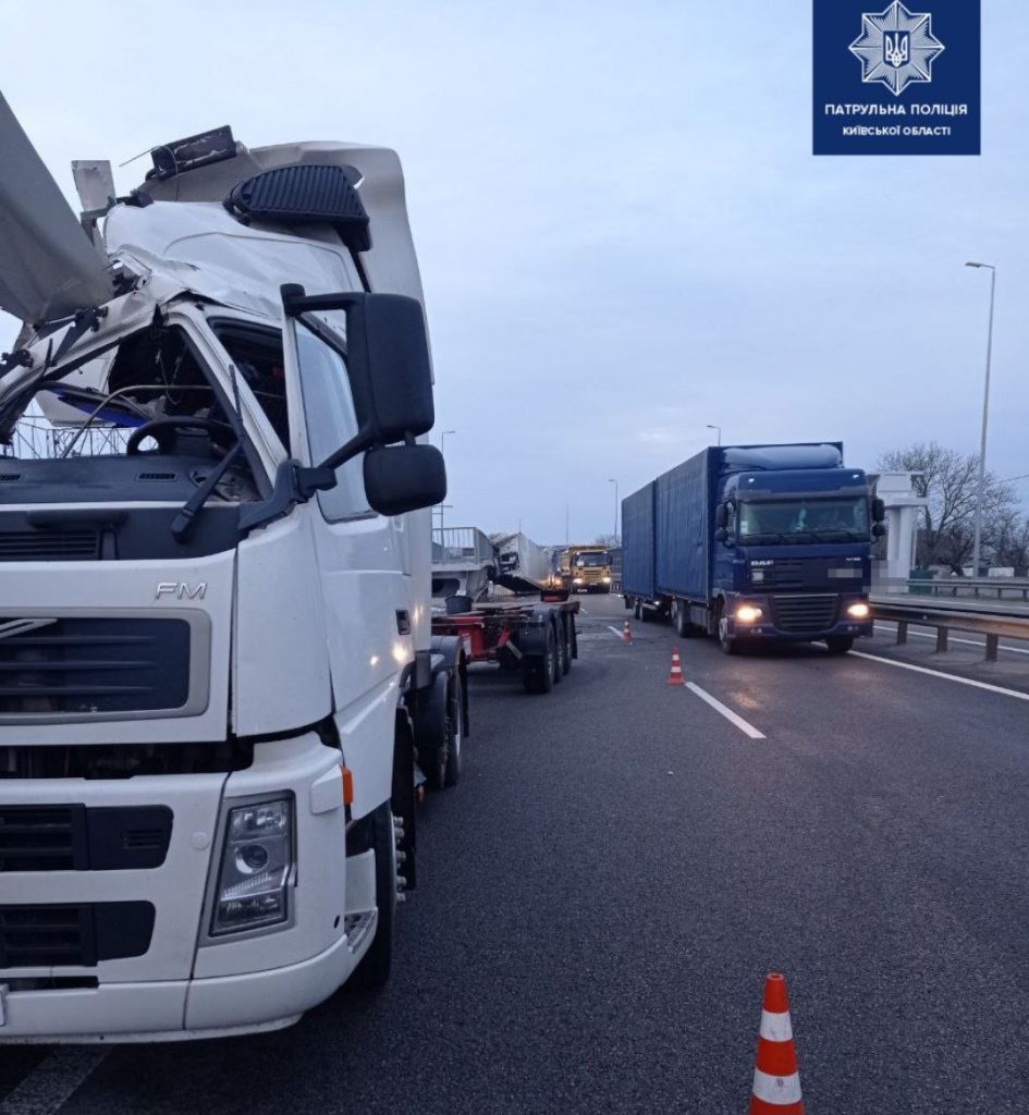 Під Києвом вантажівка в’їхала в секцію моста: є постраждалі