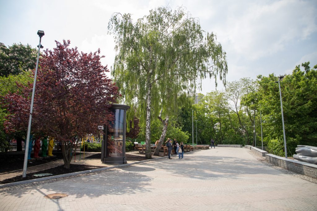 Скульптури, оглядові майданчики і зелена зона: в Києві відкрили після реконструкції Пейзажну алею