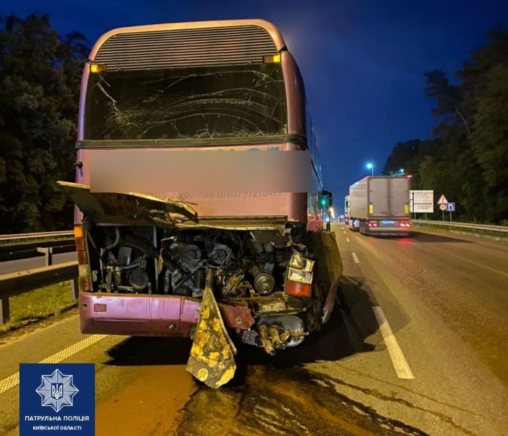 На трасі під Києвом вантажівка влетіла в автобус, переповнений пасажирами