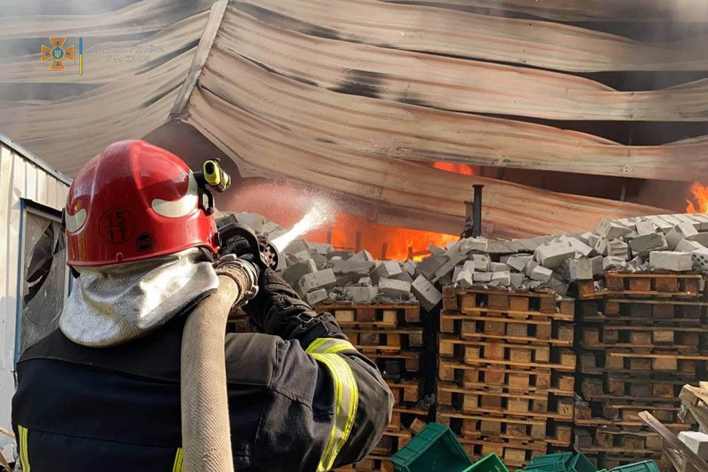 У Києві триває гасіння пожежі на складі транспортної компанії – ДСНС