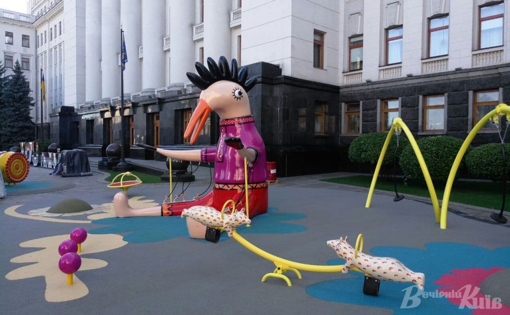 Біля Офісу Президента у Києві з’явилися фантастичні звірі