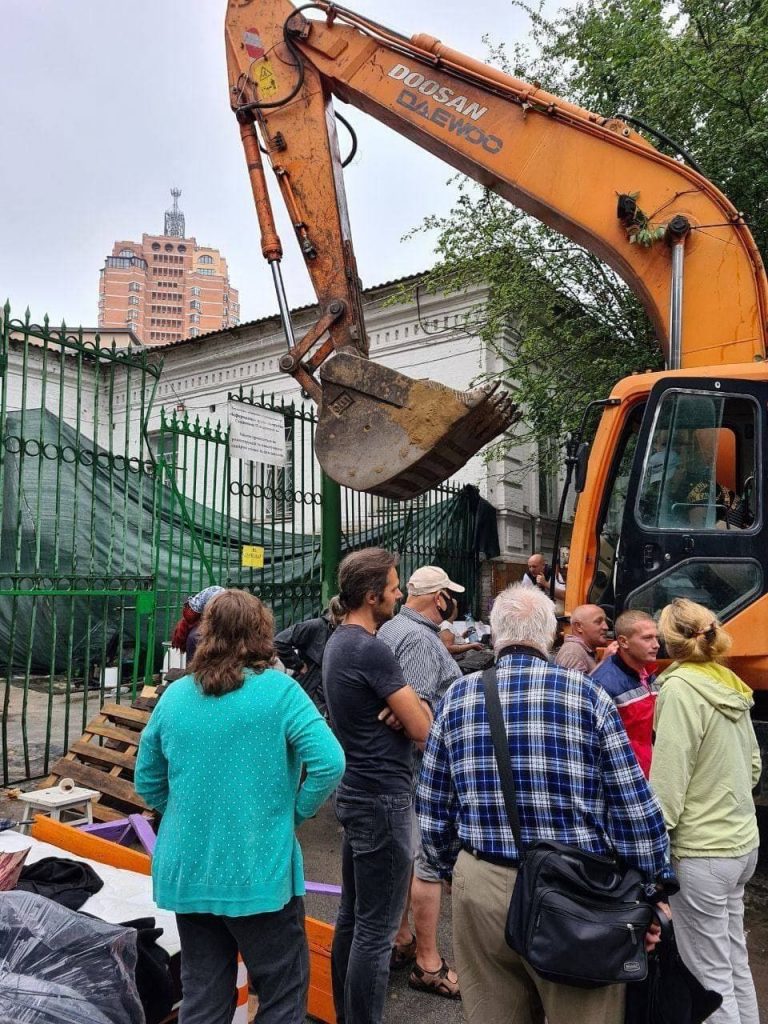 У Києві хочуть знести 130-річну садибу: обурені люди блокують техніку