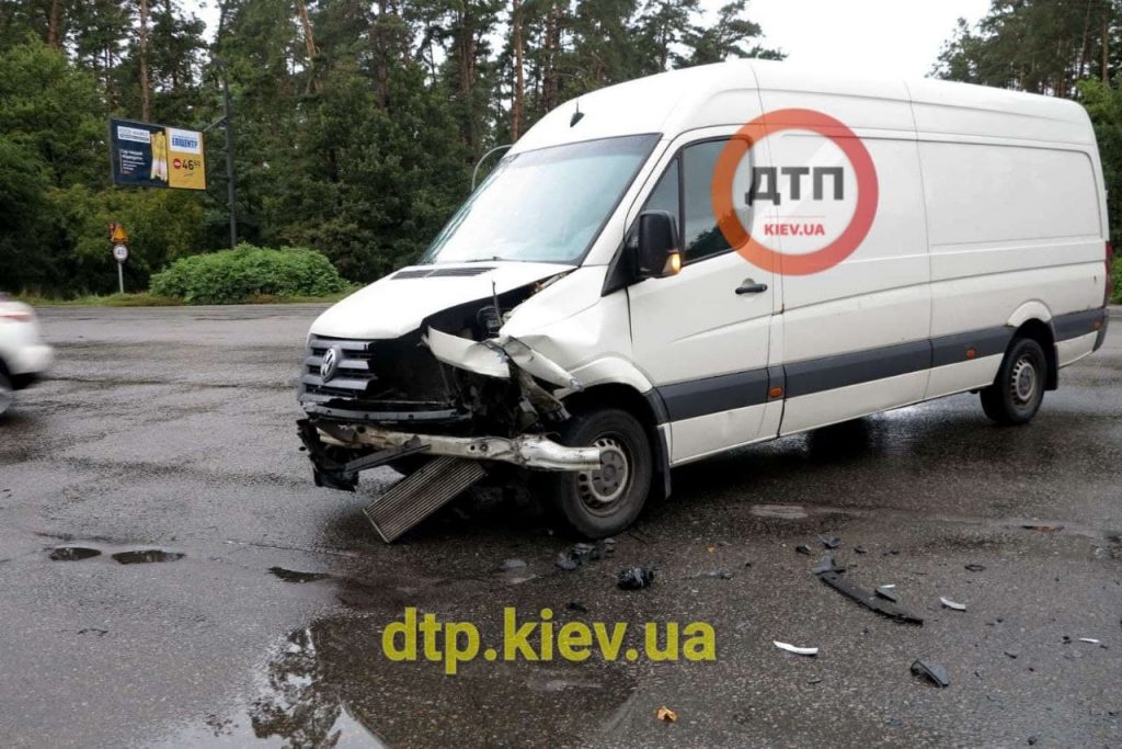 Молода дівчина загинула, стоячи на зупинці. Її збила автівка