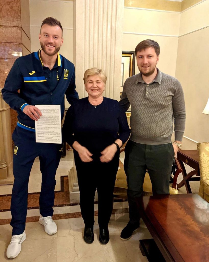 Ярмоленко віддав премію за “Євро-2020” у лікарню Охматдит