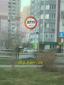 жінка випала