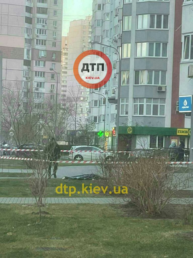 У Києві жінка впала з 9 поверху