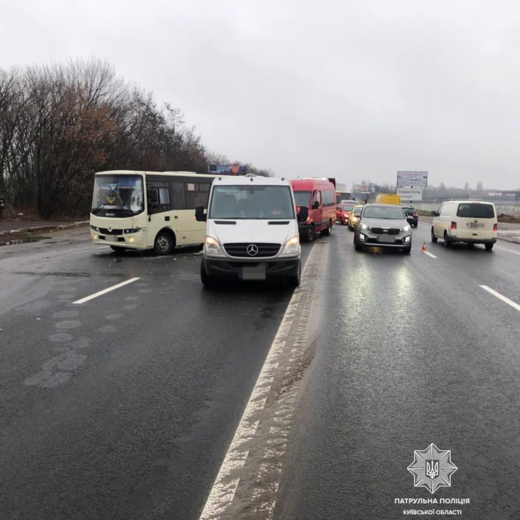 Під Києвом зіткнулися три пасажирські автобуси