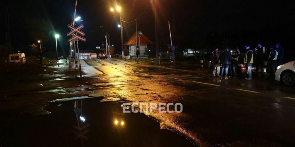 У Києві легковик влетів у тепловоз: постраждала дівчинка