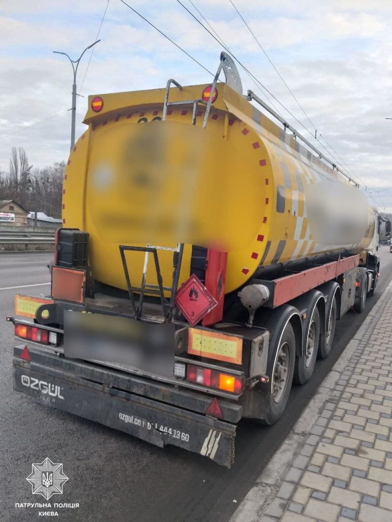 У Києві поліцейські зупинили п’яного водія бензовозу