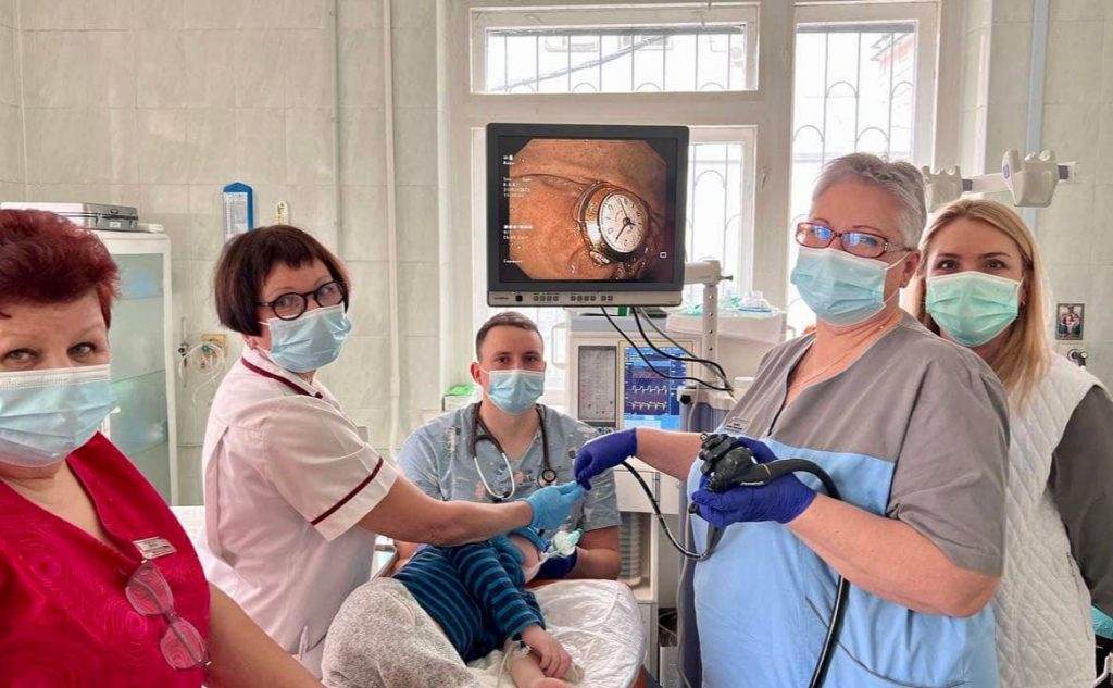 В Охматдиті врятували хлопчика, який проковтнув годинник