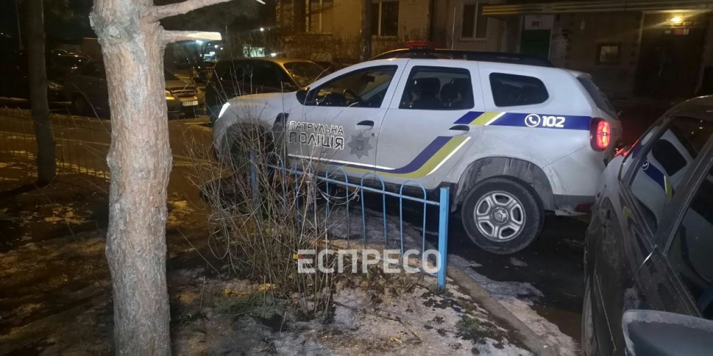 В Києві на дитячому майданчику знайшли тіло людини
