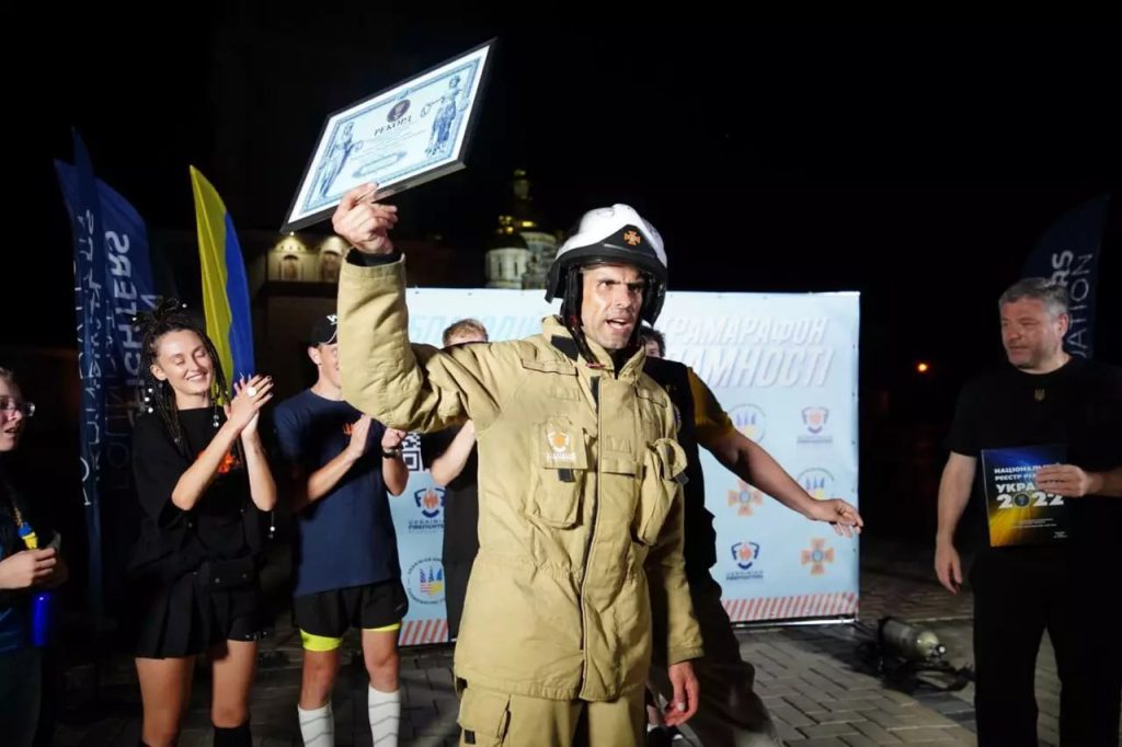 Витривалий і незламний: рятувальник ДСНС пробіг 50 км у повному спорядженні