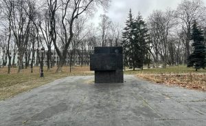 монумент більшовикам