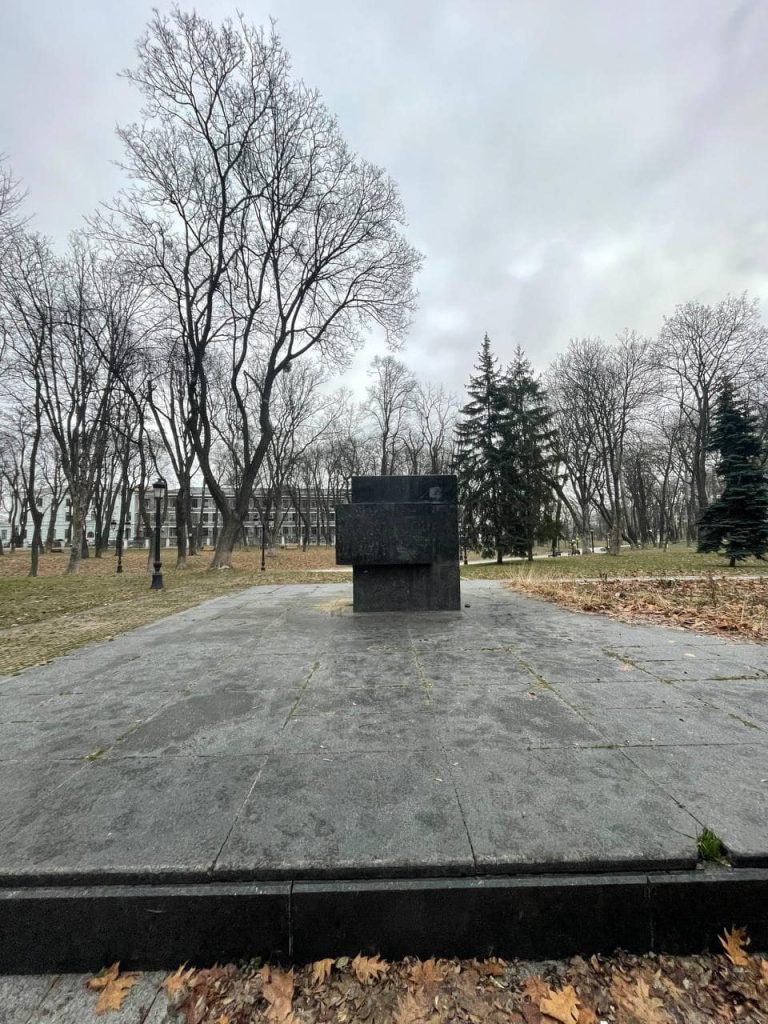 монумент більшовикам