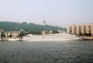 корабель на дніпрі