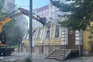 Знесення старовинних будинків