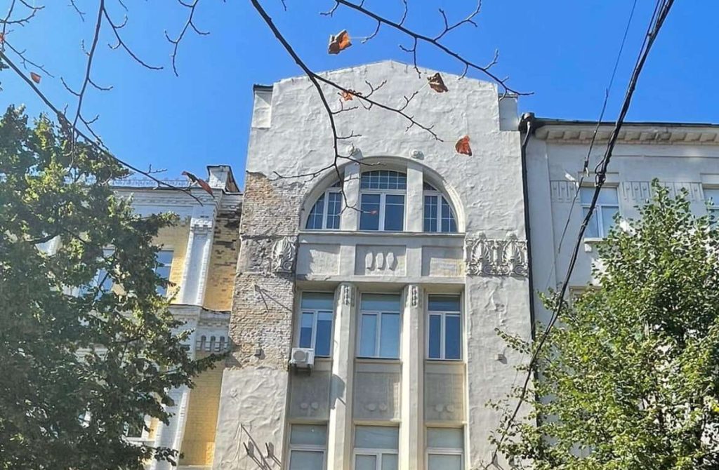 Київські активісти припинили знищення оздоблення фасаду старовинного будинку